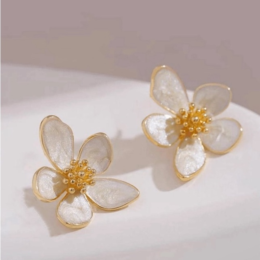 Elegant White Flower Design Stud Earrings